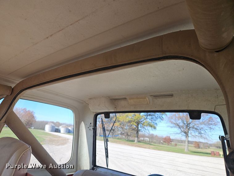 image for item EI8606 1990 Jeep Wrangler SUV