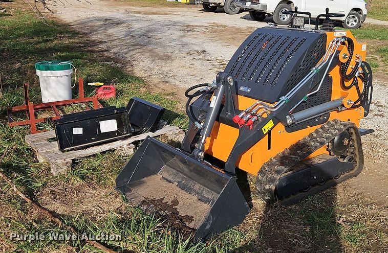 image for item EI8610 2024 LandHero LDH-T460 compact utility loader