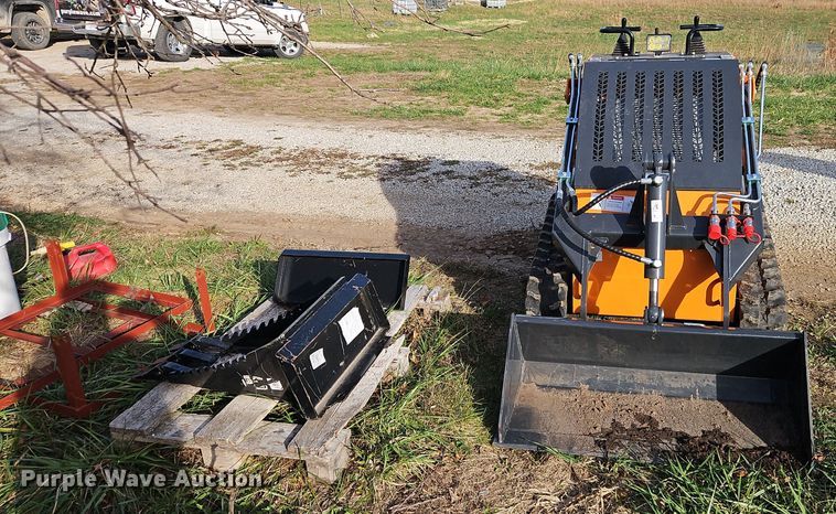 image for item EI8610 2024 LandHero LDH-T460 compact utility loader
