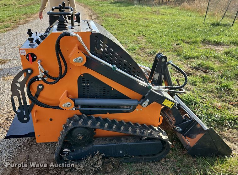 image for item EI8610 2024 LandHero LDH-T460 compact utility loader