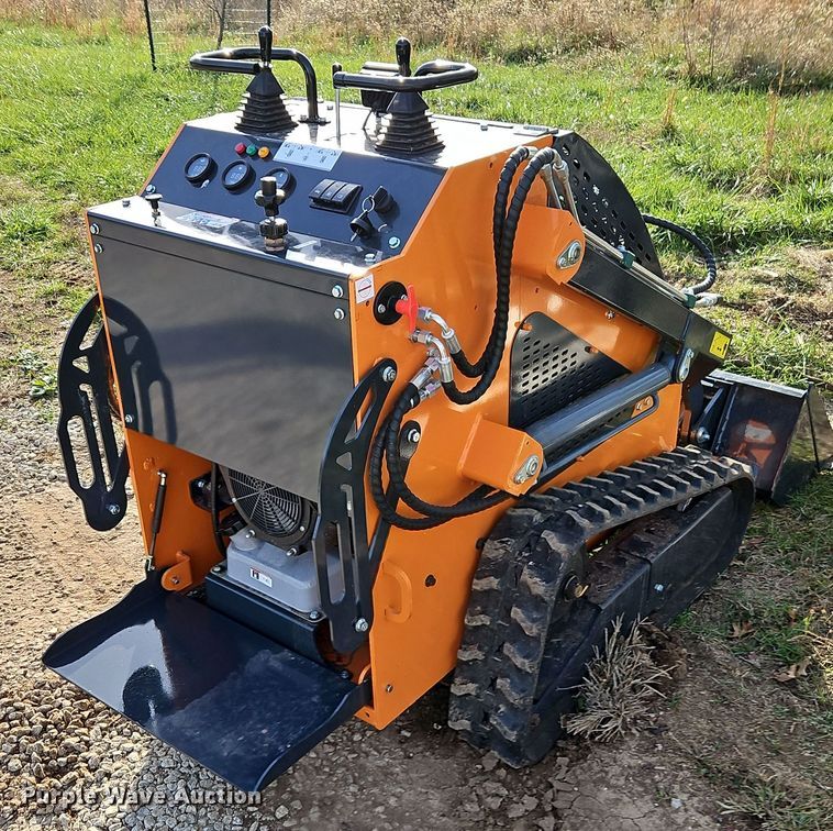 image for item EI8610 2024 LandHero LDH-T460 compact utility loader