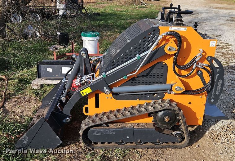 image for item EI8610 2024 LandHero LDH-T460 compact utility loader