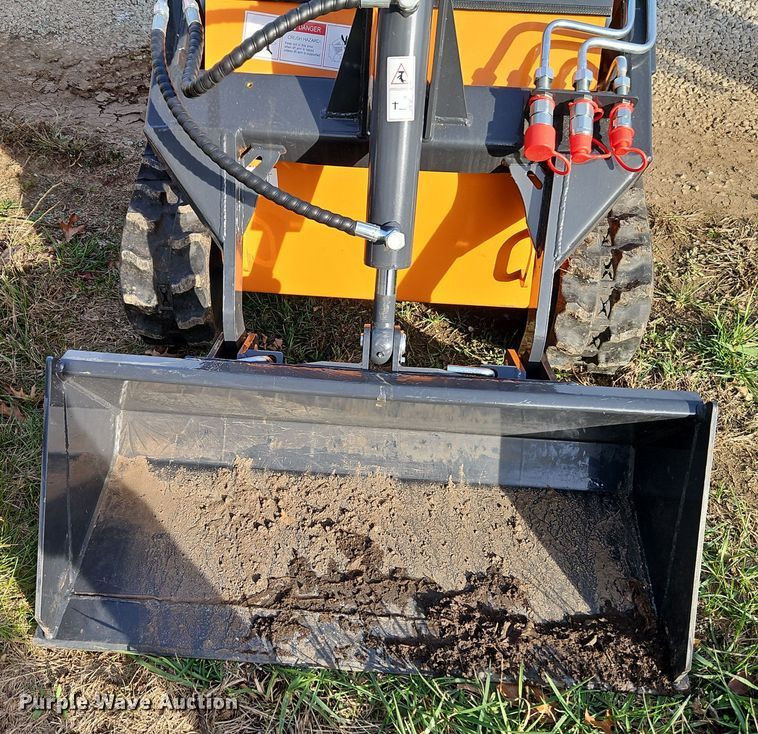 image for item EI8610 2024 LandHero LDH-T460 compact utility loader