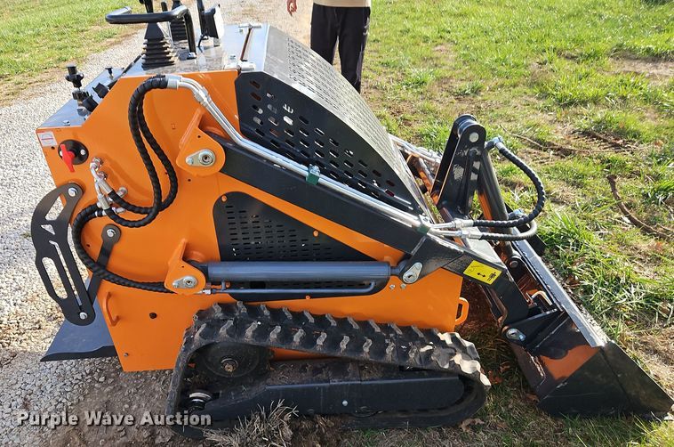 image for item EI8610 2024 LandHero LDH-T460 compact utility loader