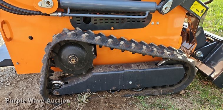 image for item EI8610 2024 LandHero LDH-T460 compact utility loader