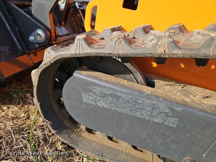 image for item EI8610 2024 LandHero LDH-T460 compact utility loader