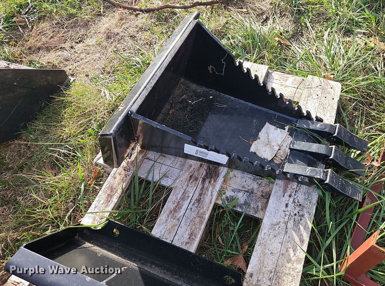 image for item EI8610 2024 LandHero LDH-T460 compact utility loader