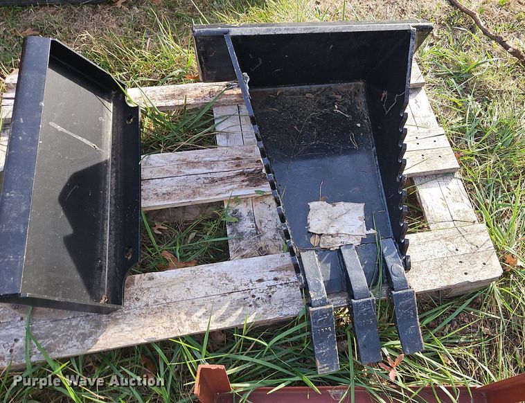 image for item EI8610 2024 LandHero LDH-T460 compact utility loader