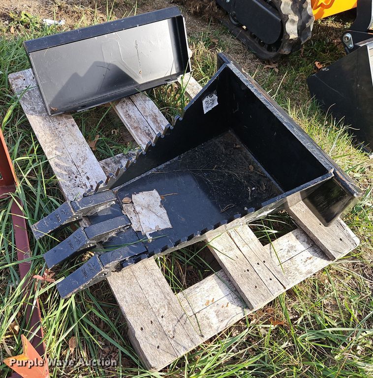 image for item EI8610 2024 LandHero LDH-T460 compact utility loader