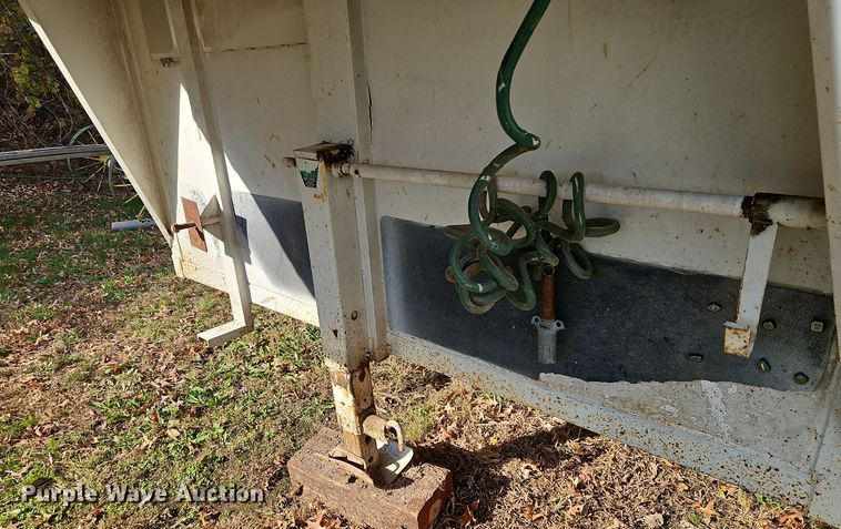 image for item EI8612 1999 CM Trailers enclosed cargo trailer