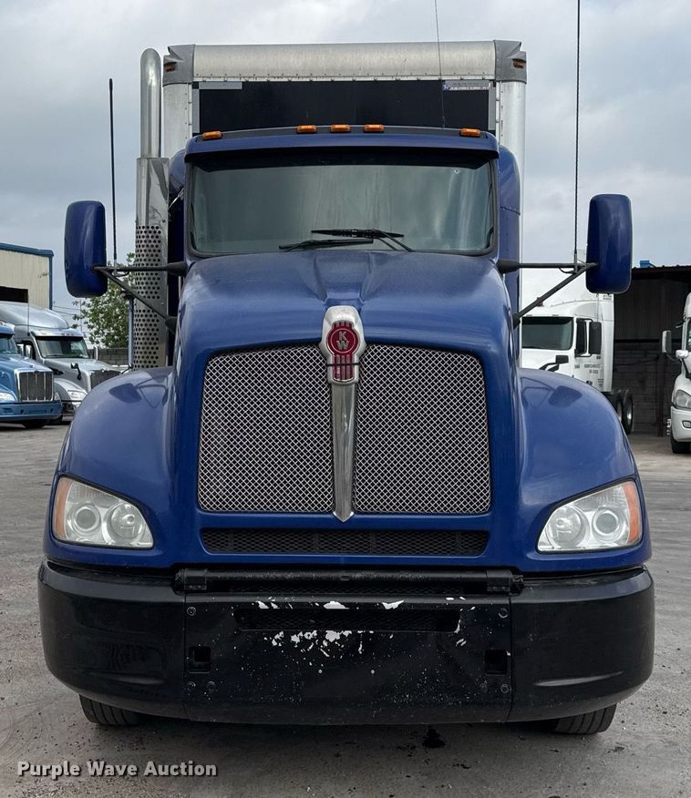 image for item EJ3299 2013 Kenworth box truck