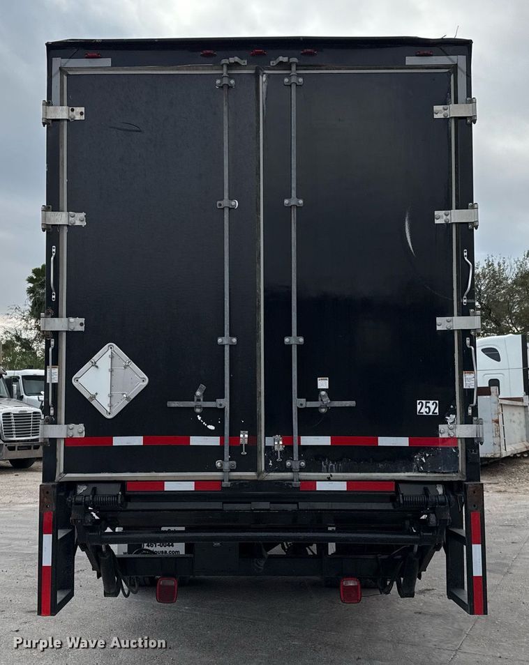 image for item EJ3299 2013 Kenworth box truck