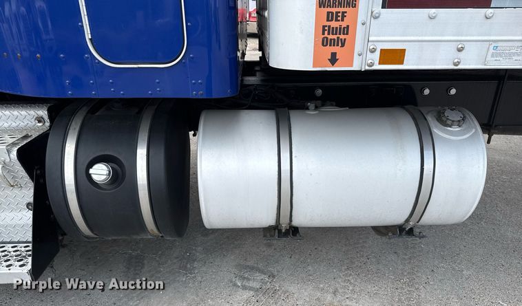 image for item EJ3299 2013 Kenworth box truck