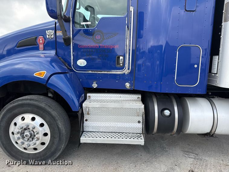 image for item EJ3299 2013 Kenworth box truck