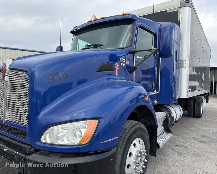 image for item EJ3299 2013 Kenworth box truck