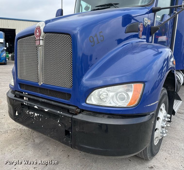 image for item EJ3299 2013 Kenworth box truck