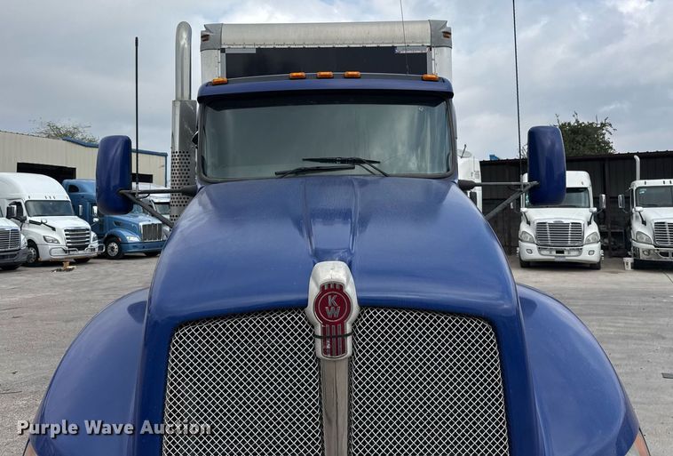 image for item EJ3299 2013 Kenworth box truck