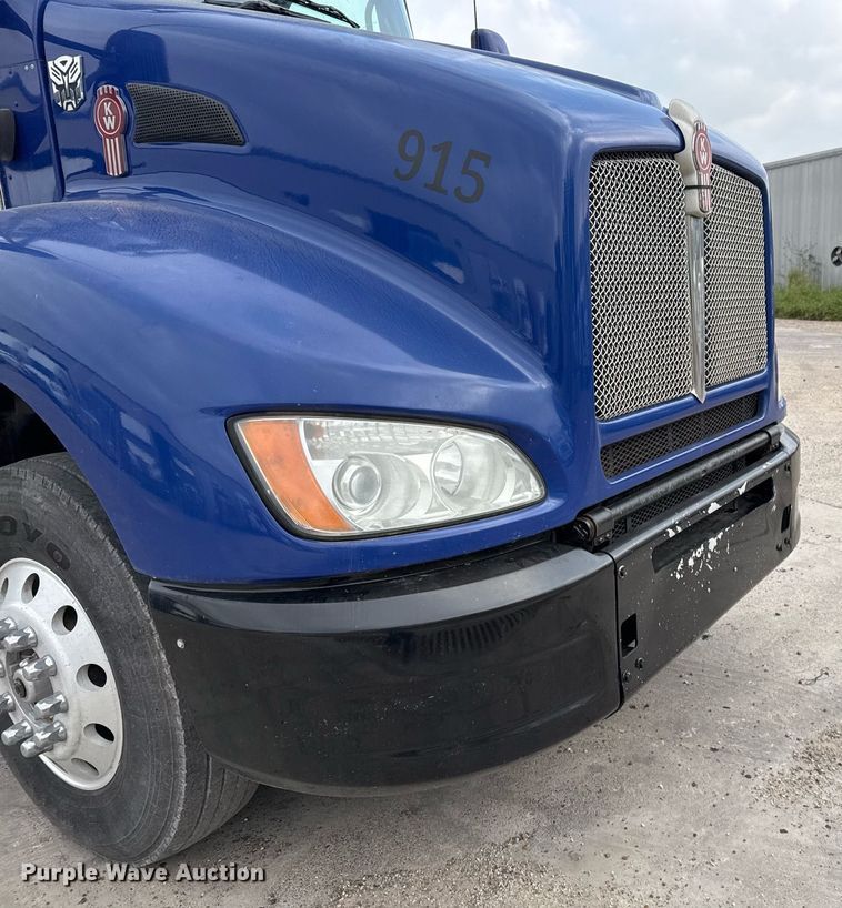 image for item EJ3299 2013 Kenworth box truck