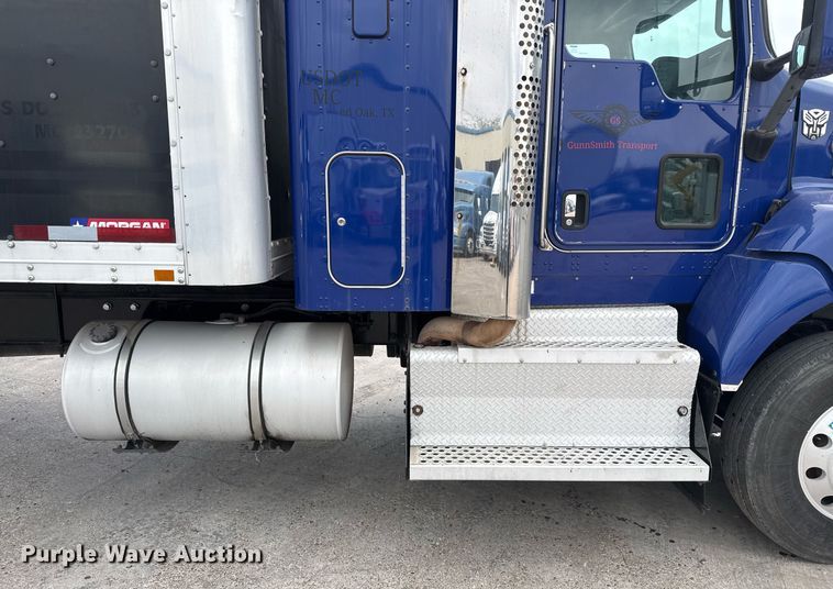 image for item EJ3299 2013 Kenworth box truck