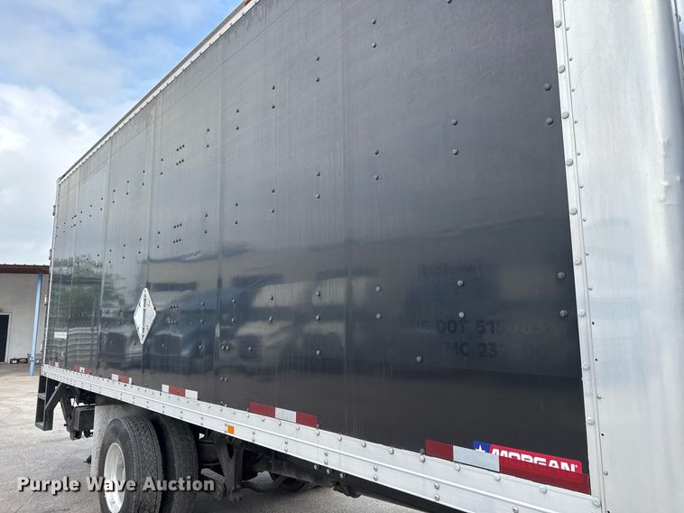 image for item EJ3299 2013 Kenworth box truck