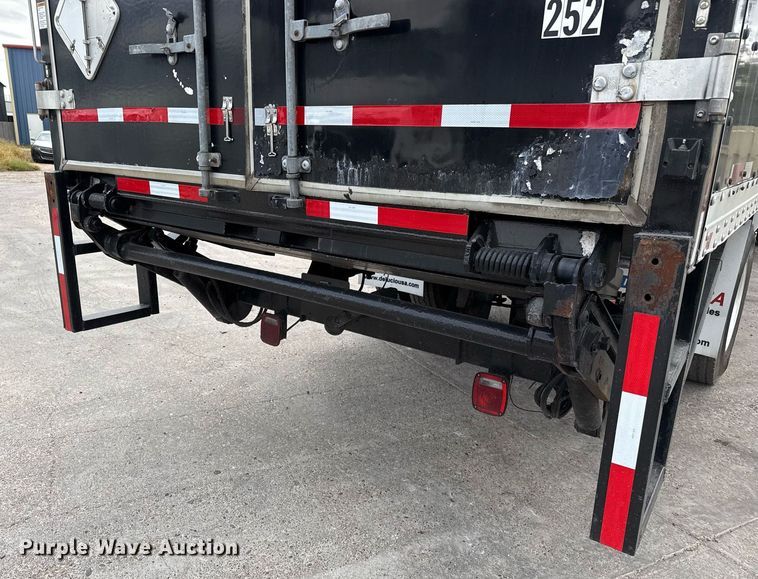 image for item EJ3299 2013 Kenworth box truck