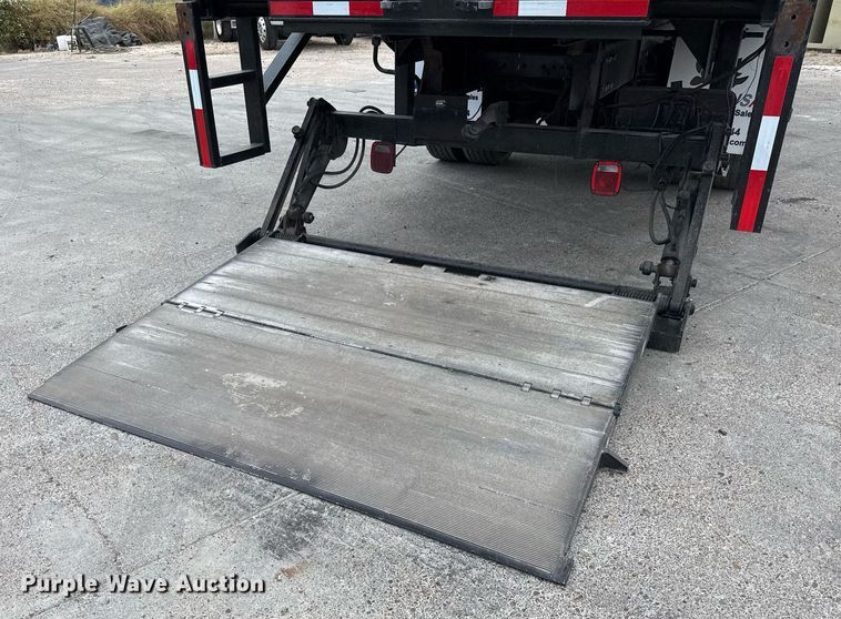 image for item EJ3299 2013 Kenworth box truck