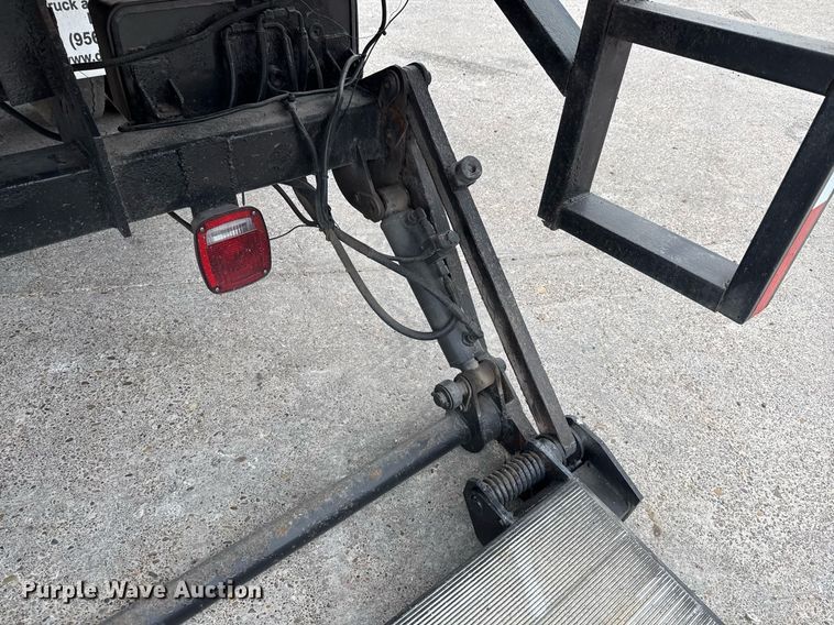 image for item EJ3299 2013 Kenworth box truck