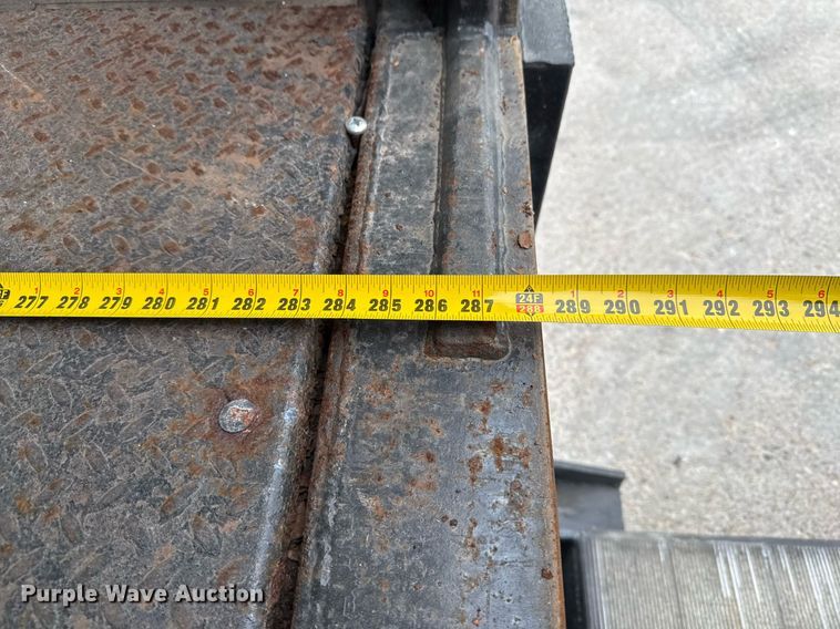 image for item EJ3299 2013 Kenworth box truck