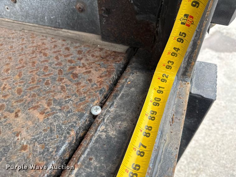 image for item EJ3299 2013 Kenworth box truck