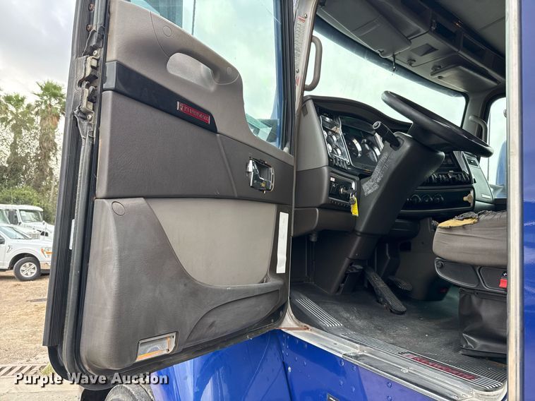 image for item EJ3299 2013 Kenworth box truck