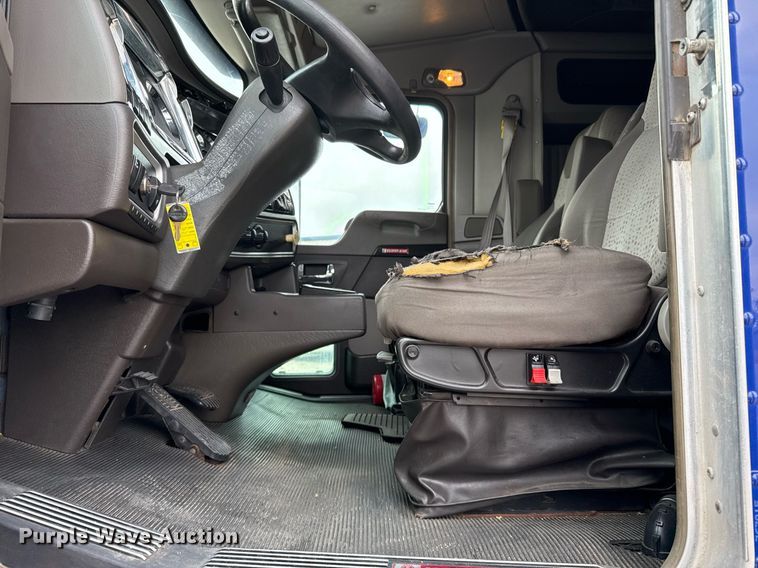 image for item EJ3299 2013 Kenworth box truck