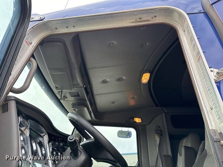 image for item EJ3299 2013 Kenworth box truck