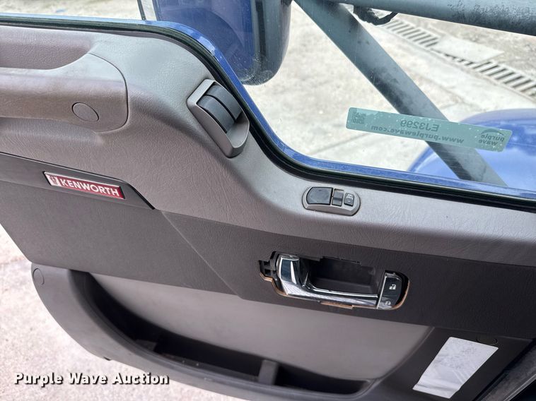 image for item EJ3299 2013 Kenworth box truck