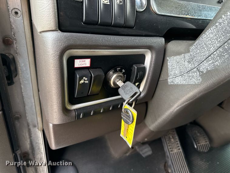 image for item EJ3299 2013 Kenworth box truck