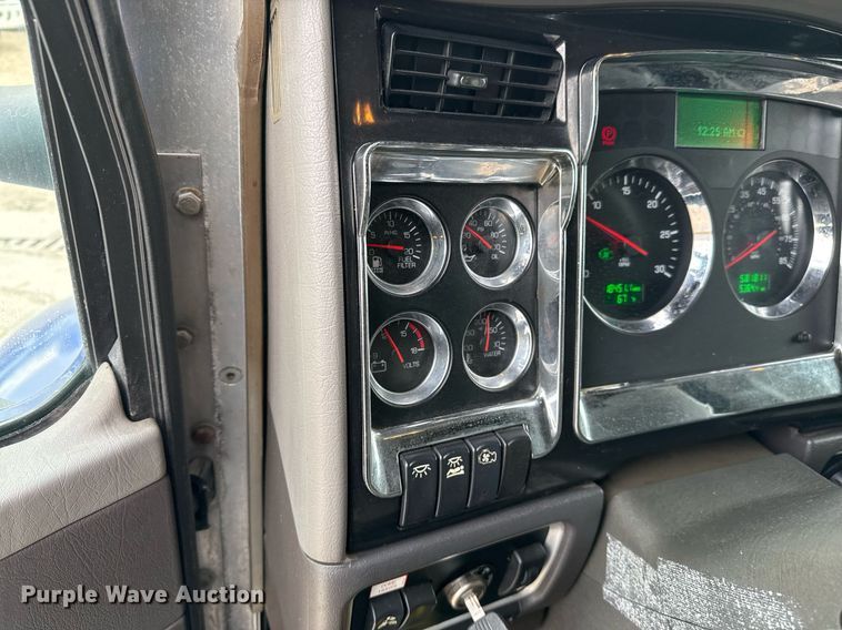 image for item EJ3299 2013 Kenworth box truck