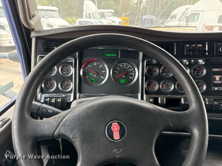 image for item EJ3299 2013 Kenworth box truck