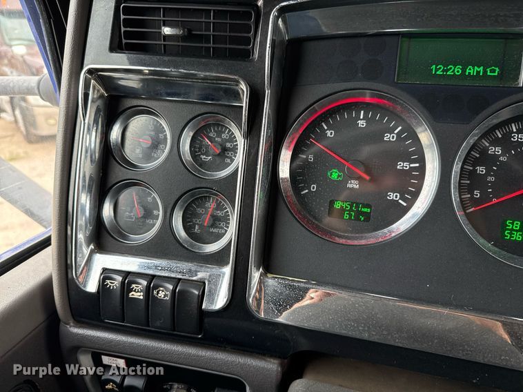 image for item EJ3299 2013 Kenworth box truck