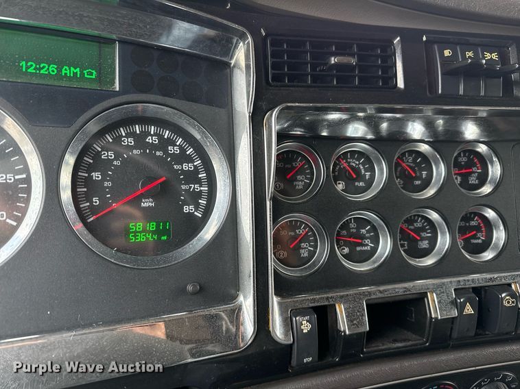 image for item EJ3299 2013 Kenworth box truck