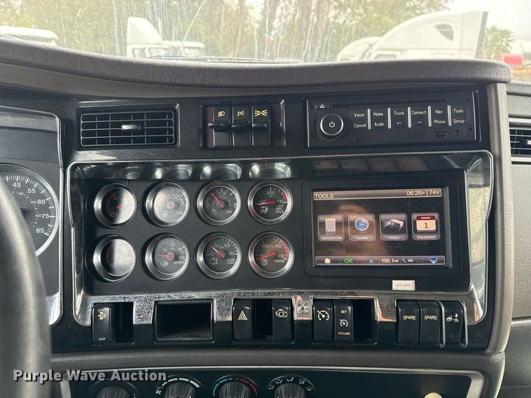 image for item EJ3299 2013 Kenworth box truck