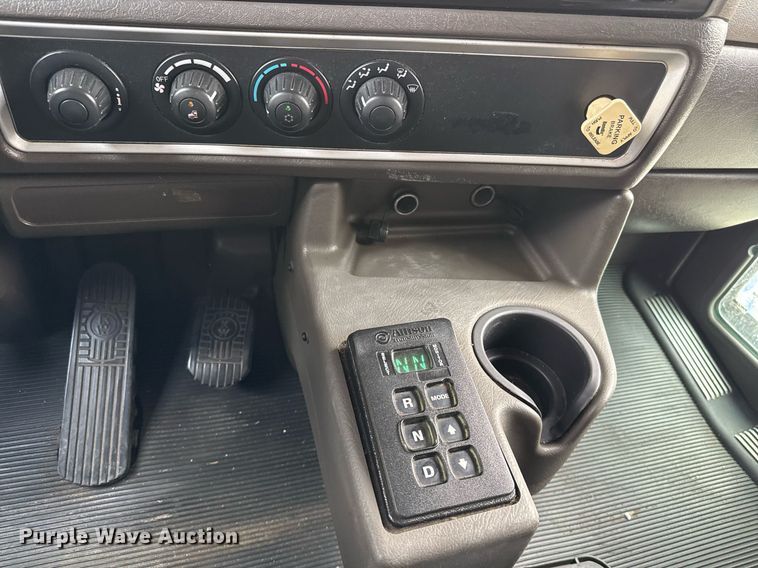 image for item EJ3299 2013 Kenworth box truck