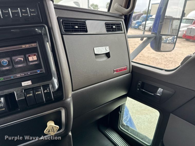 image for item EJ3299 2013 Kenworth box truck