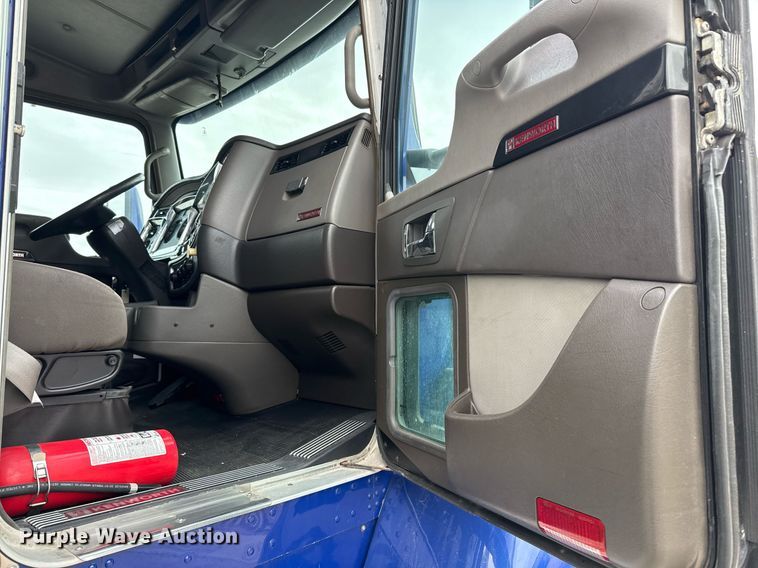 image for item EJ3299 2013 Kenworth box truck