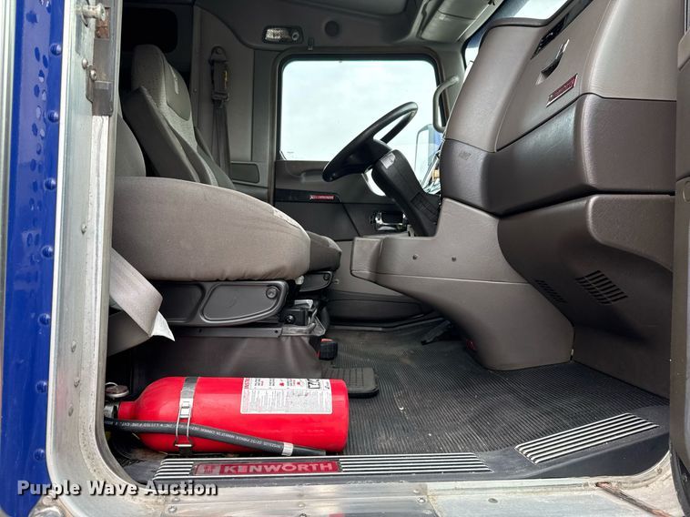 image for item EJ3299 2013 Kenworth box truck