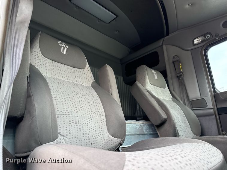 image for item EJ3299 2013 Kenworth box truck