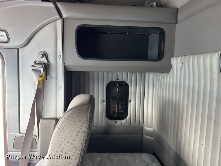 image for item EJ3299 2013 Kenworth box truck