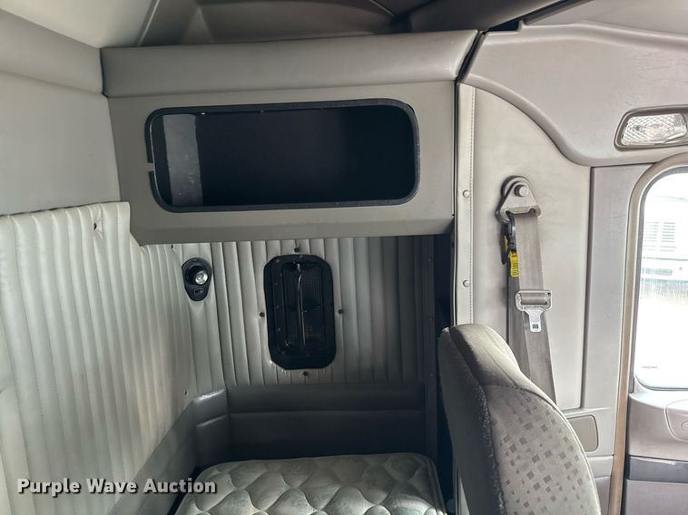 image for item EJ3299 2013 Kenworth box truck