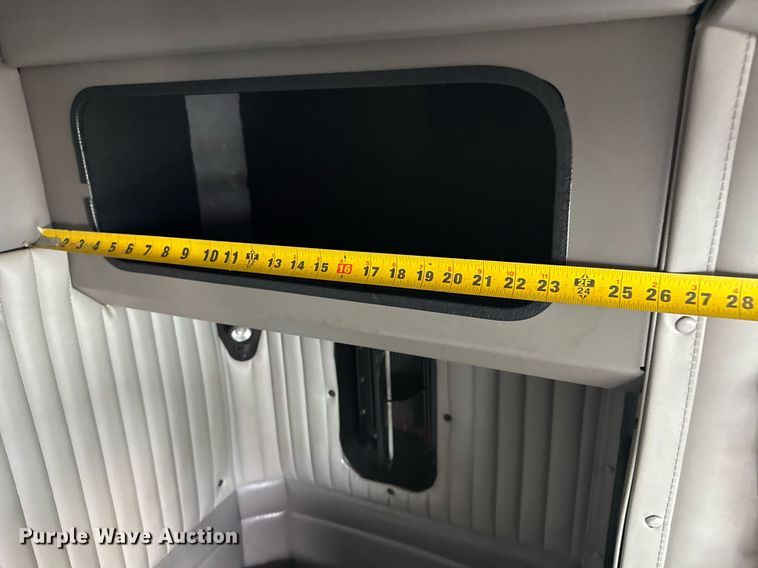 image for item EJ3299 2013 Kenworth box truck