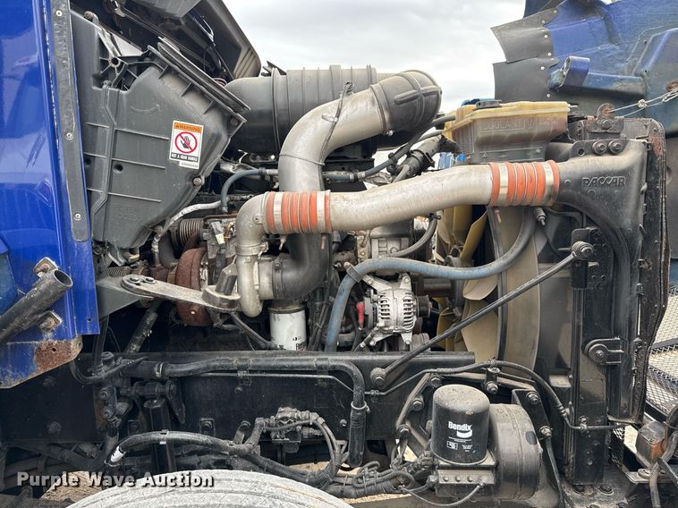 image for item EJ3299 2013 Kenworth box truck