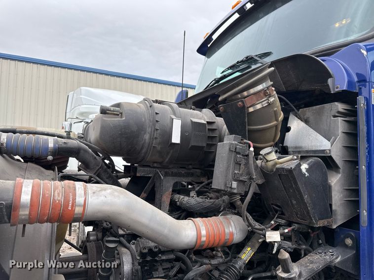 image for item EJ3299 2013 Kenworth box truck