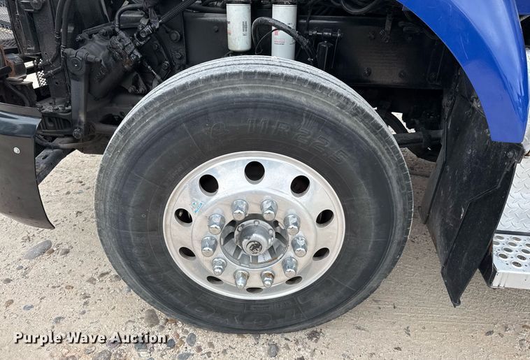 image for item EJ3299 2013 Kenworth box truck